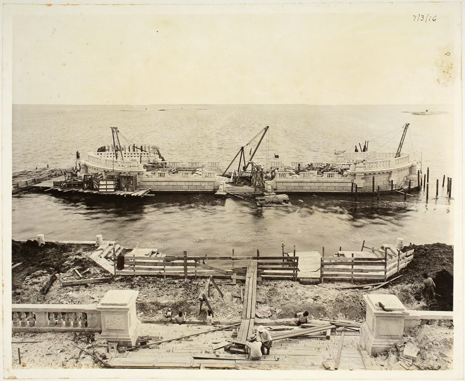 The construction of the Stone Barge