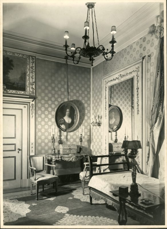 Historic black-and-white photo of the Belgioioso bedroom.