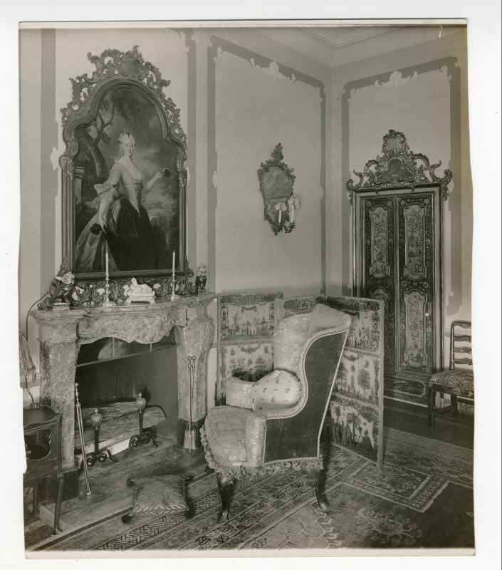 Historic black-and-white photo of the Caravel bedroom