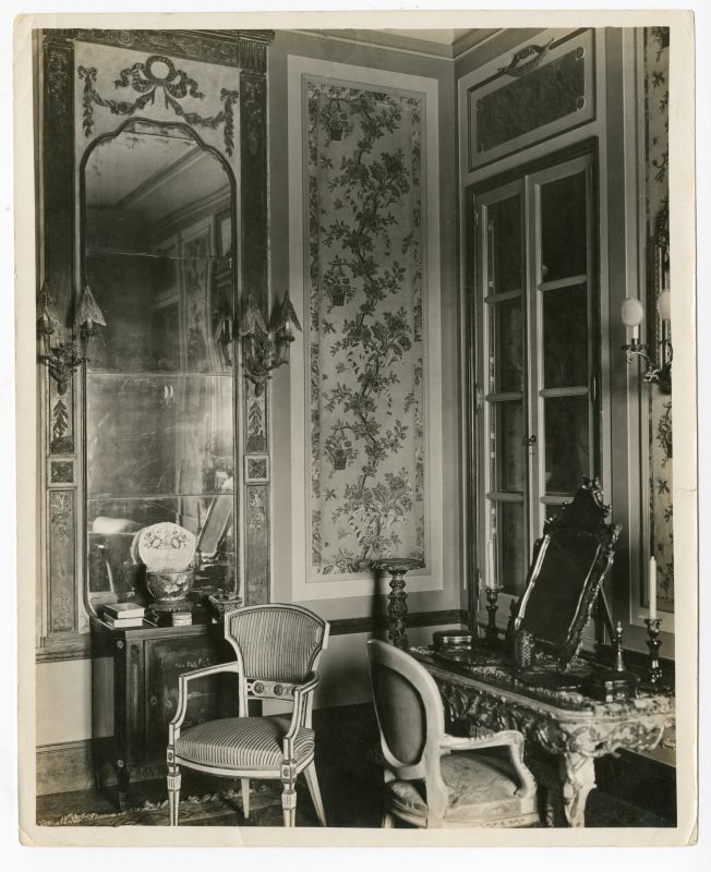 Historic black-and-white photo of the Cathay bedroom.