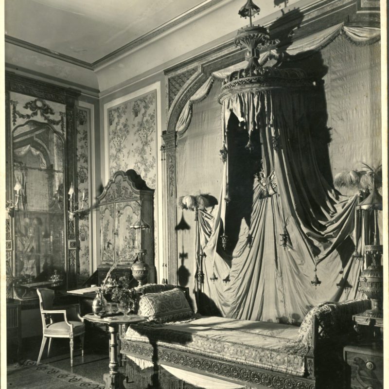 Historic black-and-white photo of the Cathay bedroom showing a canopy bed and Chinese-inspired furnishings.