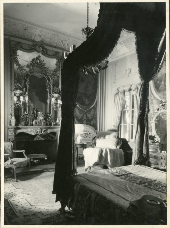 Historic black-and-white photo of the Espagnolette bedroom.