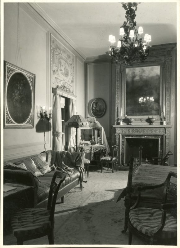 Historic black-and-white photo of the Lady Hamilton bedroom.