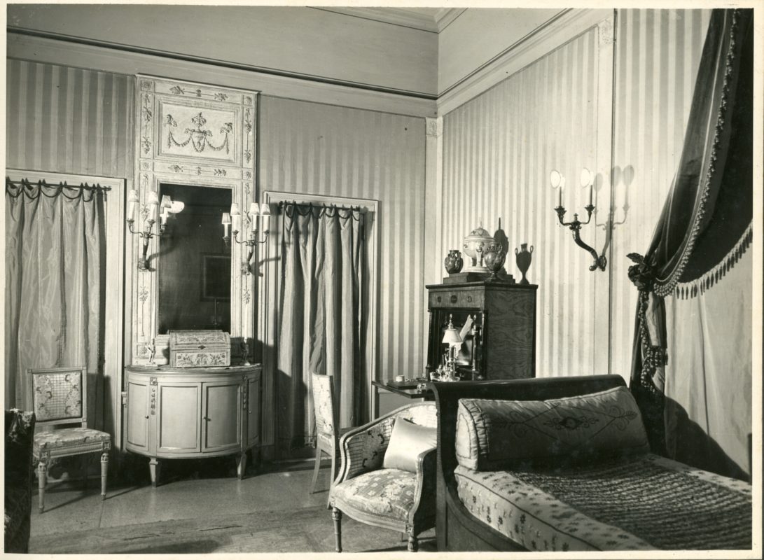 Historic black-and-white photo of the Manin bedroom