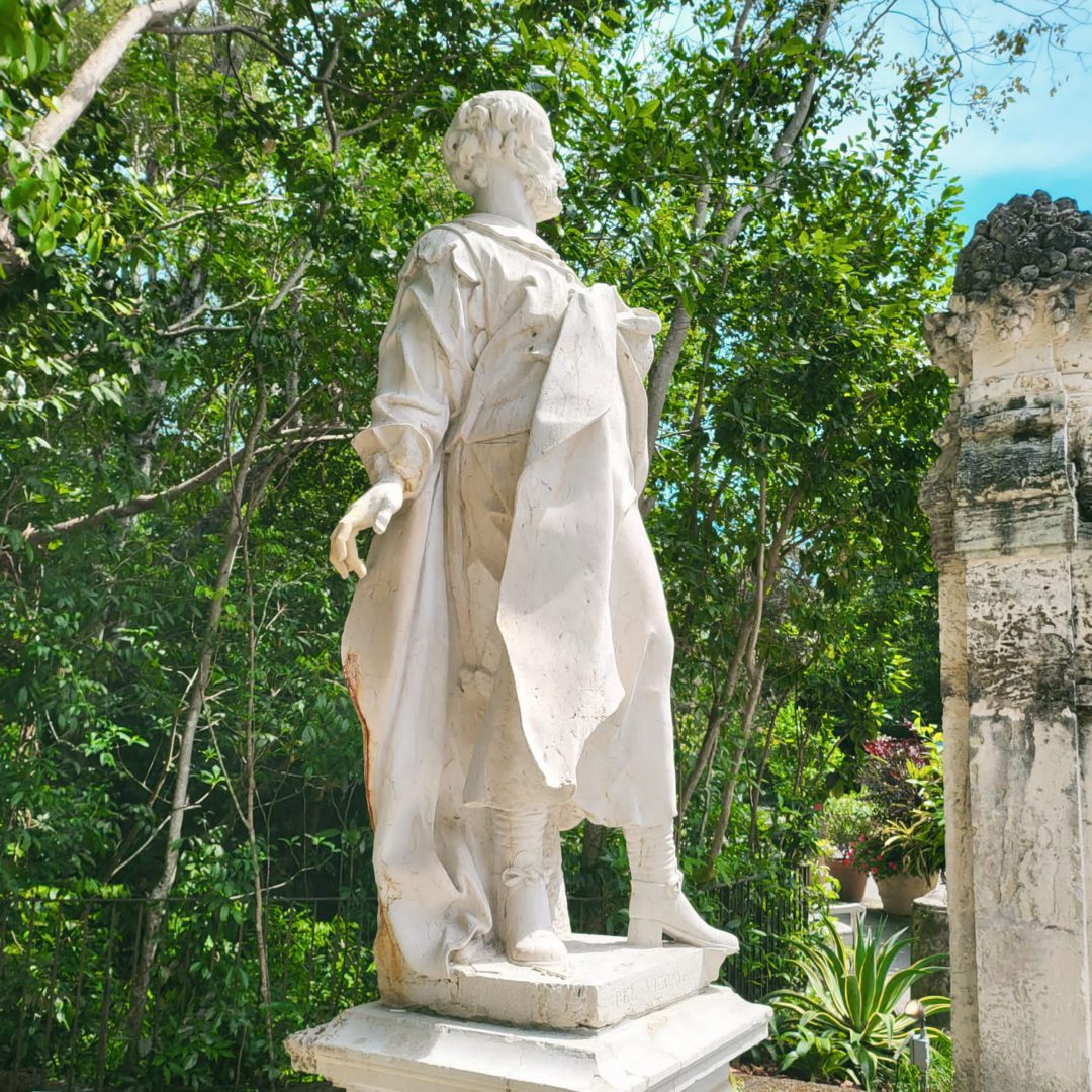 Statue of Bel Vizcaino in Vizcaya's entrance